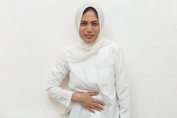 有病的亚洲穆斯林妇女 肚子痛 — 图库照片