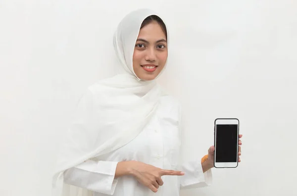 Mulher Asiática Feliz Hijab Demonstrando Celular Retrato Menina Sorridente — Fotografia de Stock