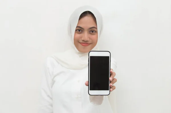 Mulher Asiática Feliz Hijab Demonstrando Celular Retrato Menina Sorridente — Fotografia de Stock