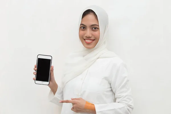 快乐的亚洲女人带着头巾展示手机 微笑的女孩的画像 — 图库照片