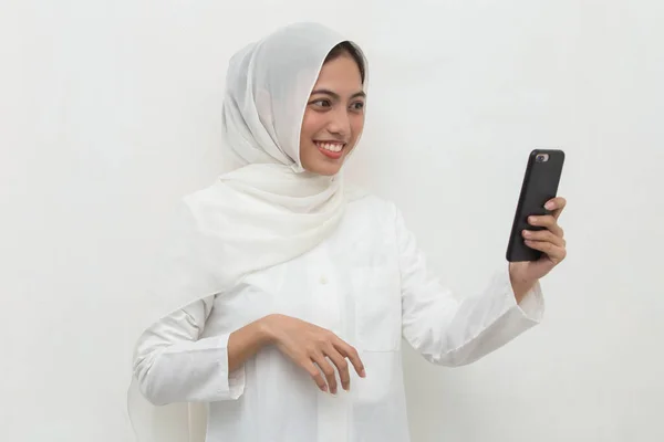 幸せな若いアジア系ムスリム女性が携帯電話を使って — ストック写真