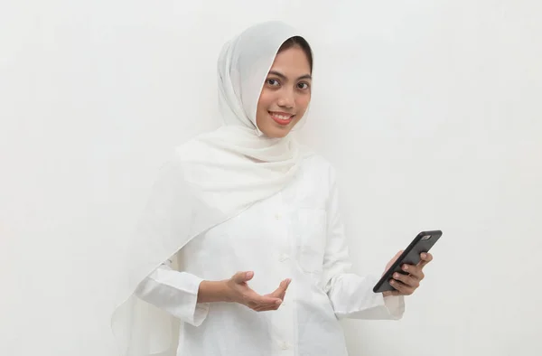 Glad Ung Asiatisk Muslimsk Kvinne Som Bruker Mobiltelefon – stockfoto