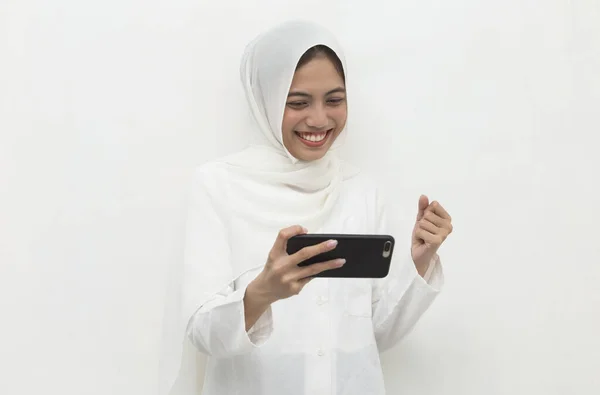 Щаслива Молода Азіатська Мусульманка Використовує Мобільний Телефон — стокове фото