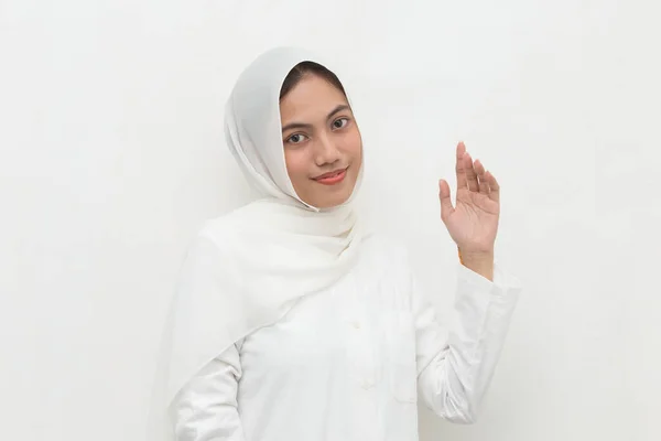 Feliz Asiático Negocios Mujer Hijab Decir Hola —  Fotos de Stock