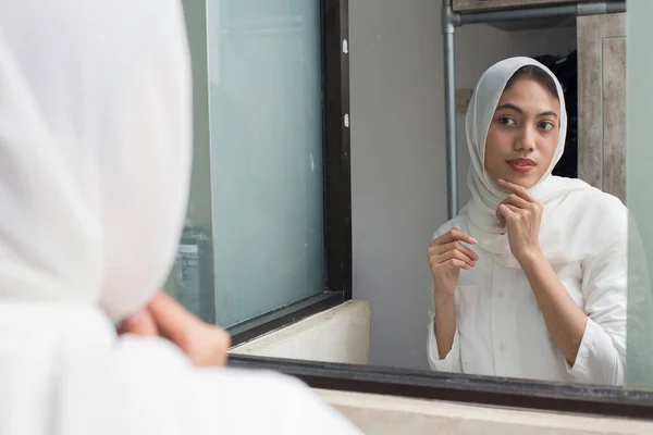 年轻的亚裔穆斯林妇女在房间里洗脸 — 图库照片