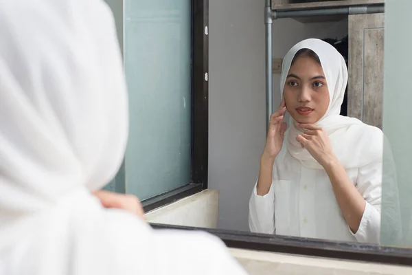 年轻的亚裔穆斯林妇女在房间里洗脸 — 图库照片