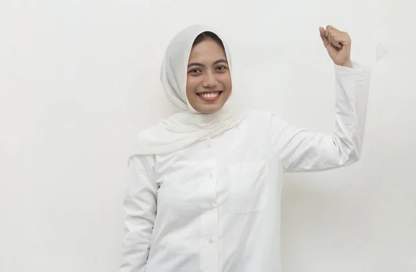 Azjatka Hidżabie Szczęśliwa Podekscytowana Świętowaniem Zwycięstwa Wyrażając Wielki Sukces Energetyczny — Zdjęcie stockowe