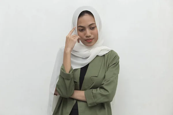 Portret Van Een Jonge Aziatische Moslim Vrouw Denkt — Stockfoto