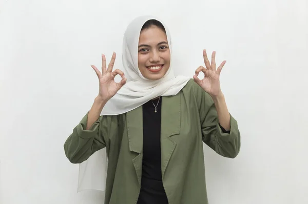 Azji Muzułmanin Kobieta Noszenie Hidżab Znak Gest — Zdjęcie stockowe