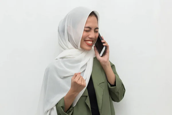 Gelukkig Jong Aziatische Moslim Vrouw Met Behulp Van Mobiele Telefoon — Stockfoto