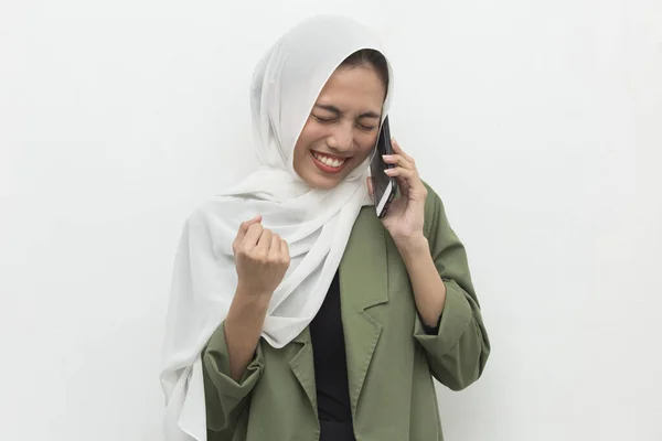 Feliz Jovem Asiático Muçulmano Mulher Usando Telefone Móvel — Fotografia de Stock