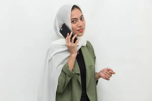 快乐的年轻亚洲穆斯林妇女使用手机 — 图库照片