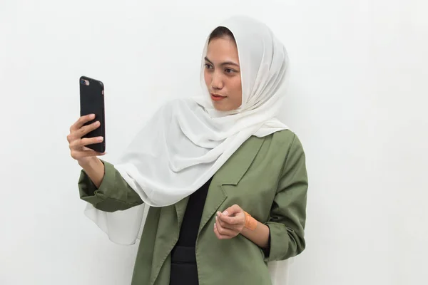 幸せな若いアジア系ムスリム女性が携帯電話を使って — ストック写真