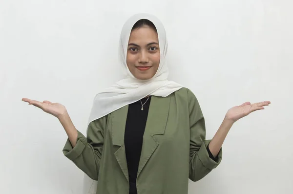 Mladá Asijská Muslimka Nosí Hidžáb Úsměvem Jistotou Ukazuje Prsty Různých — Stock fotografie
