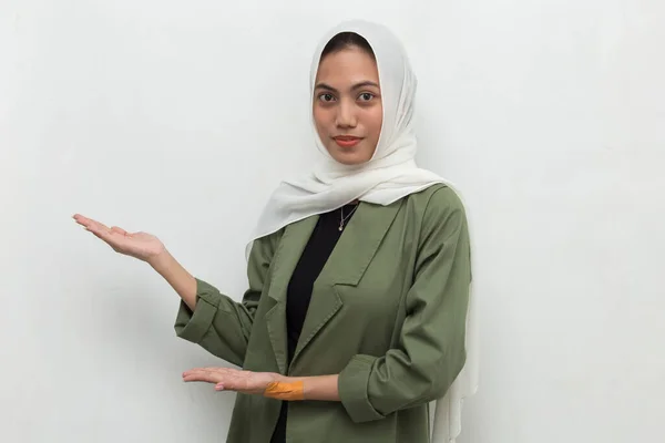 Jonge Aziatische Moslim Vrouw Draagt Hijab Glimlachend Vol Vertrouwen Wijzend — Stockfoto