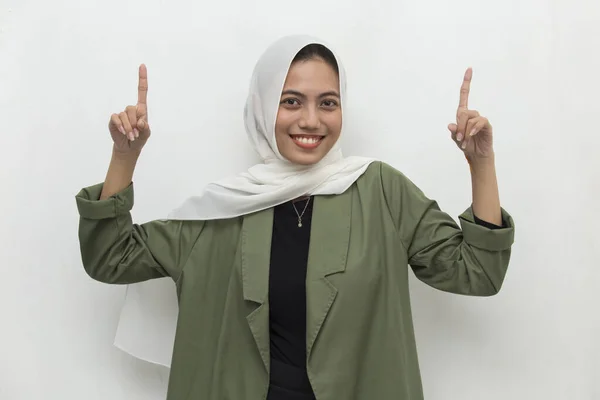 Jovem Asiático Muçulmano Mulher Vestindo Hijab Sorrindo Confiante Apontando Com — Fotografia de Stock