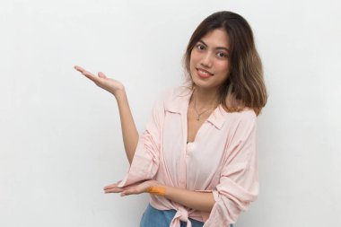 Boş uzayda el işaretli Asyalı kadın.