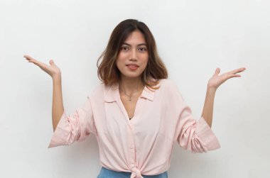 Boş uzayda el işaretli Asyalı kadın.