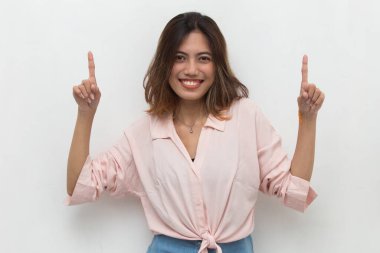 Boş uzayda el işaretli Asyalı kadın.