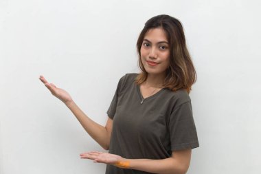 Boş uzayda el işaretli Asyalı kadın.