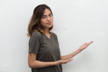 Boş uzayda el işaretli Asyalı kadın.