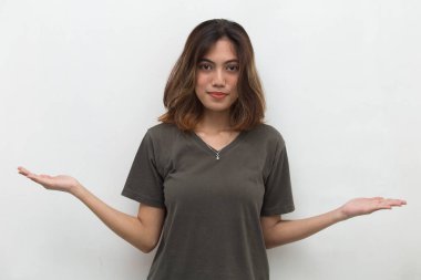 Boş uzayda el işaretli Asyalı kadın.