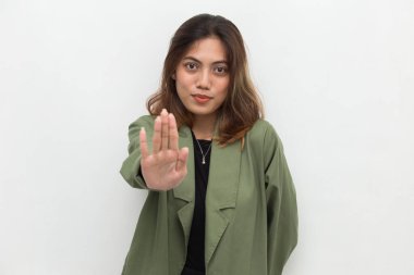 Eli hareketli Asyalı bir kadın.