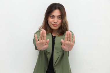 Eli hareketli Asyalı bir kadın.