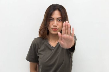 Eli hareketli Asyalı bir kadın.