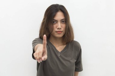 Eli hareketli Asyalı bir kadın.