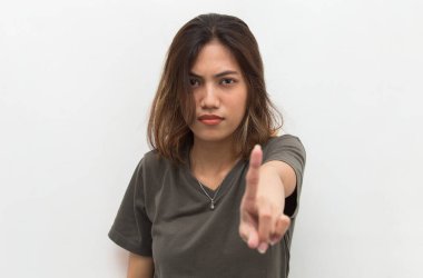 Eli hareketli Asyalı bir kadın.