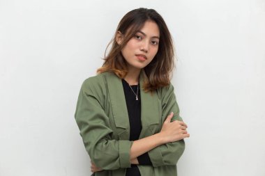 Zarif görünümlü Asyalı bir kadın. beyaz arkaplan