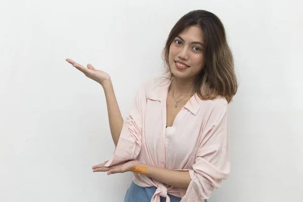 Asiatische Frau Mit Hand Zeigen Auf Leeren Raum — Stockfoto