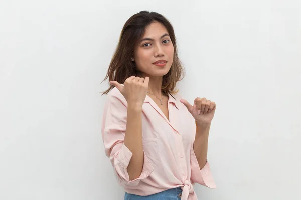 Asiatische Frau Mit Hand Zeigen Auf Leeren Raum — Stockfoto
