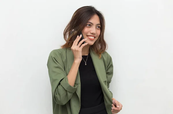 Genç Asyalı Güzel Kadın Telefonda Konuşuyor — Stok fotoğraf