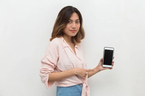 Cep Telefonu Gösterisi Yapan Mutlu Asyalı Kadın Beyaz Arka Planda — Stok fotoğraf