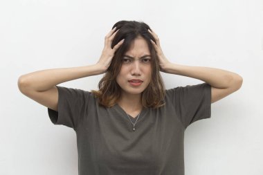 Arka planda Asyalı kadın baş ağrısı çekiyor.