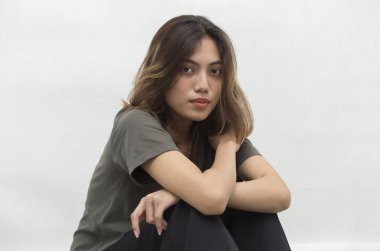 Üzgün yüzlü Asyalı kadın stresli hissediyor