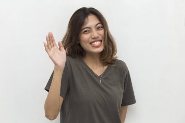 Asyalı kadın merhaba diyor beyaz arka plan