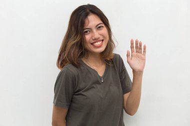 Asyalı kadın merhaba diyor beyaz arka plan