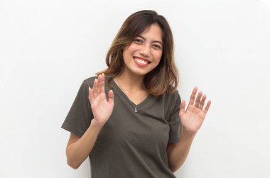 Asyalı kadın merhaba diyor beyaz arka plan