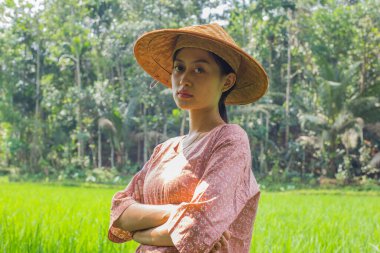 Genç Asyalı kadın çiftçinin portresi pirinç tarlasında