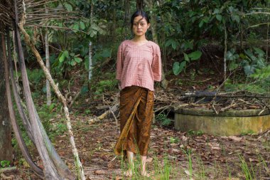 Genç Asyalı kadın çiftçinin portresi pirinç tarlasında