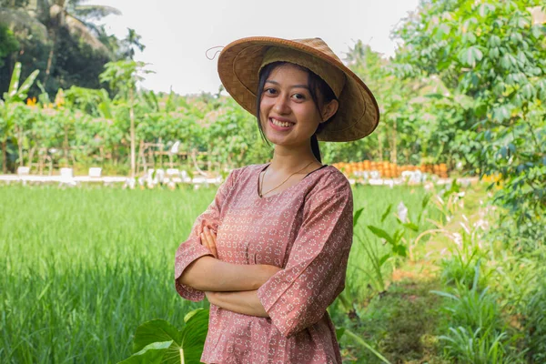 Πορτρέτο Νεαρή Ασιάτισσα Αγρότισσα Στο Χωράφι Ρυζιού — Φωτογραφία Αρχείου