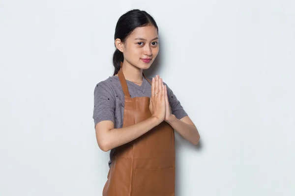 Mulher Asiática Barista Garçonete Usando Vestindo Avental Acolhedor Convidados Gesto — Fotografia de Stock