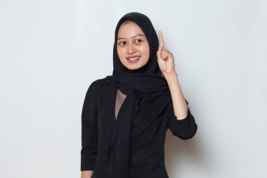 Asyalı Müslüman iş kadını beyaz arka planda izole edilmiş bir fikir olduğunu düşünüyor.