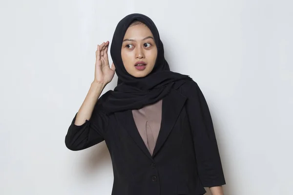 Asiatisk Muslimsk Forretningskvinne Holder Hånden Ved Øret Lytter – stockfoto