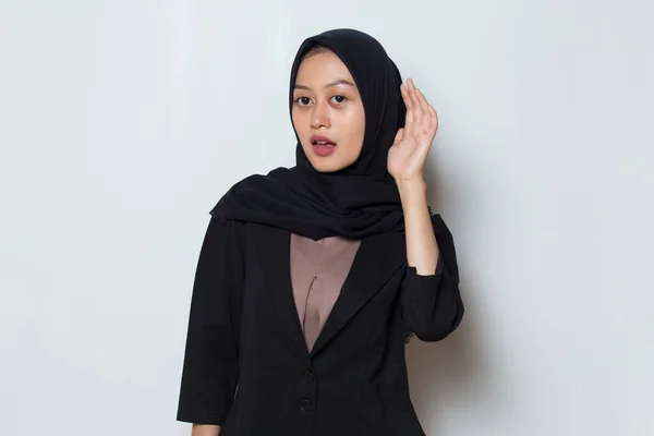 Asiático Muçulmano Mulher Negócios Segurar Sua Mão Perto Sua Orelha — Fotografia de Stock