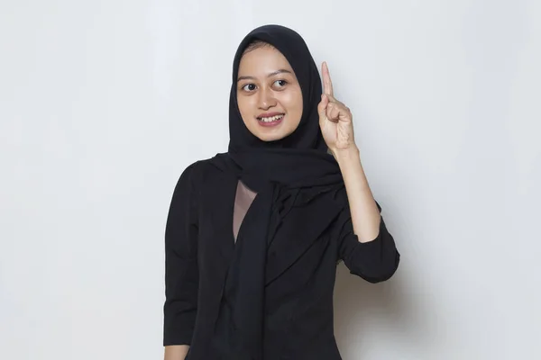 Aziatische Moslim Zakenvrouw Denkt Idee Geïsoleerd Witte Achtergrond — Stockfoto