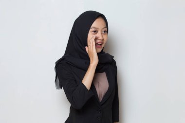 Asyalı Müslüman kadın bağırıyor ve bağırıyor.